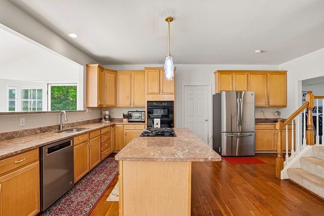 34 Hemingway St, Shrewsbury, MA 01545