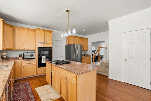 34 Hemingway St, Shrewsbury, MA 01545