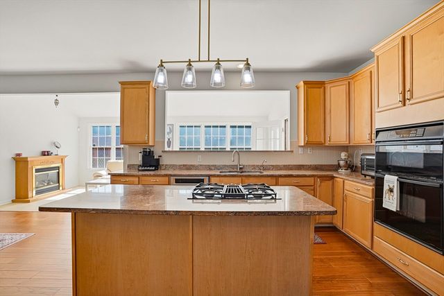 34 Hemingway St, Shrewsbury, MA 01545