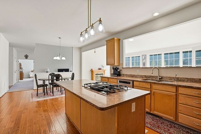 34 Hemingway St, Shrewsbury, MA 01545