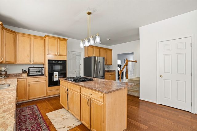 34 Hemingway St, Shrewsbury, MA 01545