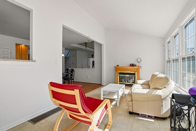 34 Hemingway St, Shrewsbury, MA 01545