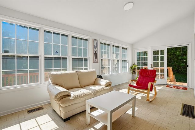 34 Hemingway St, Shrewsbury, MA 01545