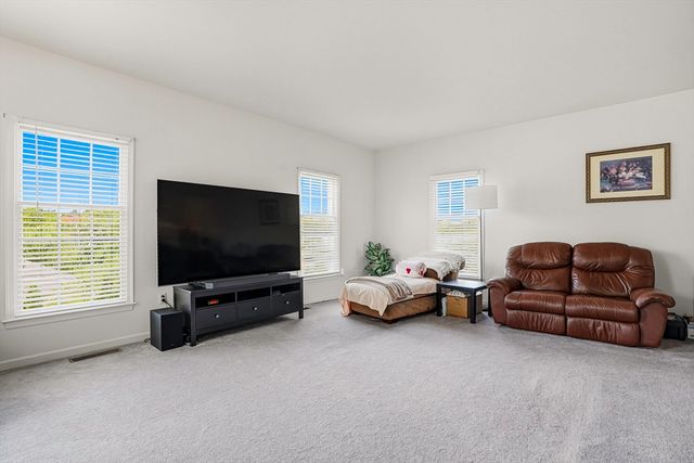 34 Hemingway St, Shrewsbury, MA 01545