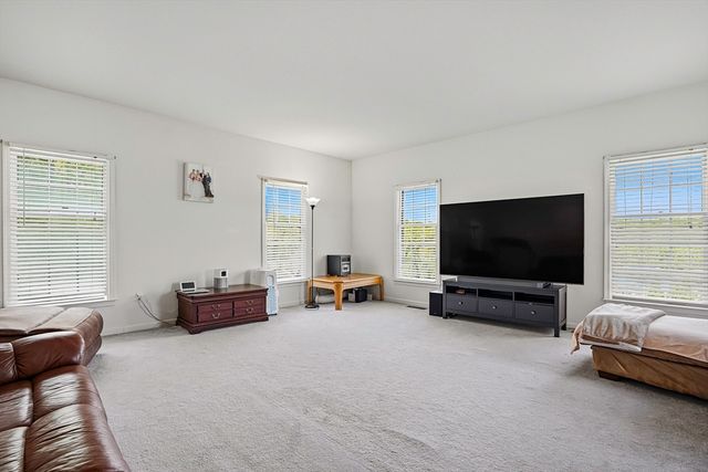 34 Hemingway St, Shrewsbury, MA 01545