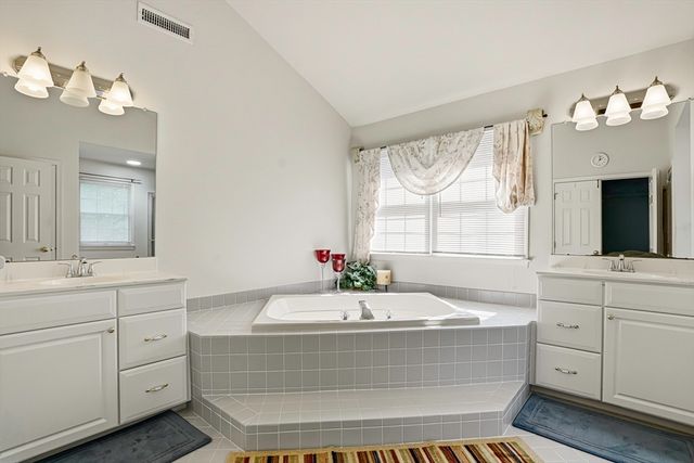 34 Hemingway St, Shrewsbury, MA 01545
