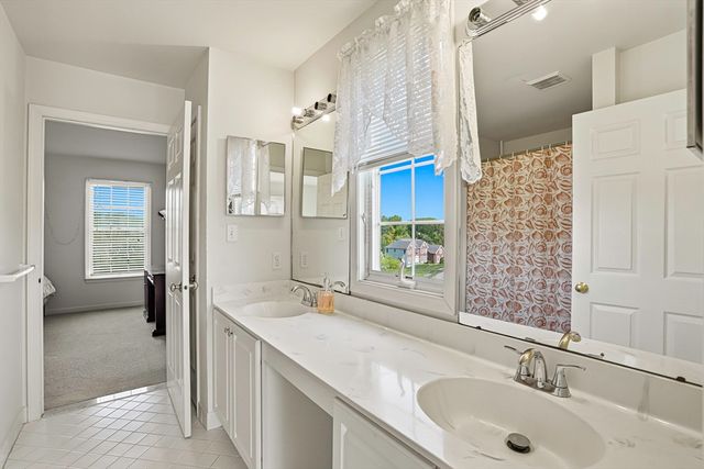 34 Hemingway St, Shrewsbury, MA 01545