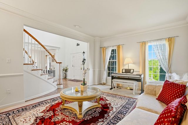 34 Hemingway St, Shrewsbury, MA 01545