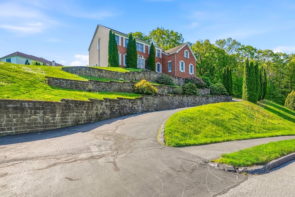 34 Hemingway St, Shrewsbury, MA 01545