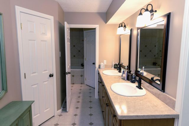 9 Kings Creek Drive, Houston, TX 77339