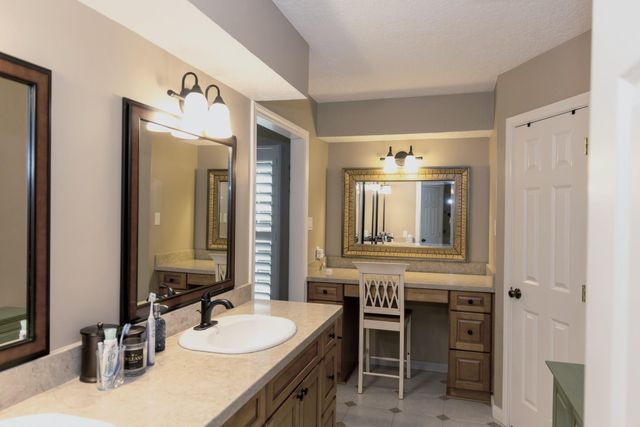 9 Kings Creek Drive, Houston, TX 77339