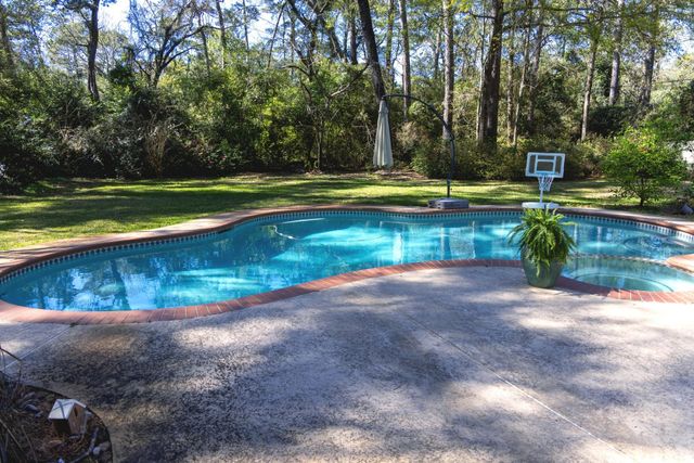 9 Kings Creek Drive, Houston, TX 77339