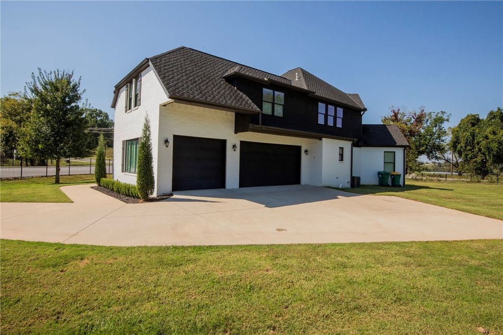 3 Castle Oaks Court, Rogers, AR 72758