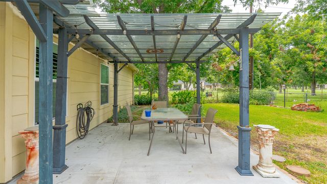 7513 Ravenswood Road, Granbury, TX 76049