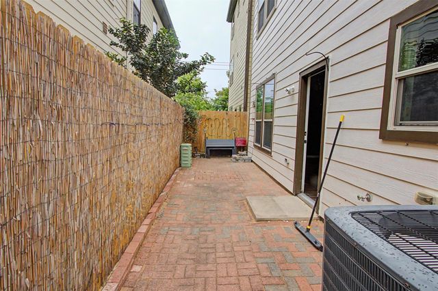6363 Fairdale Lane H, Houston, TX 77057