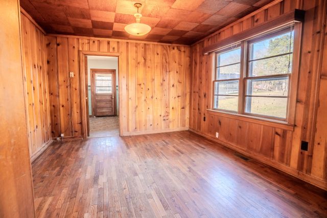 5026 Tinin Rd, Clifton, TN 38425