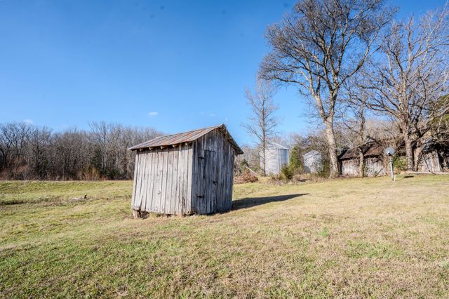 5026 Tinin Rd, Clifton, TN 38425