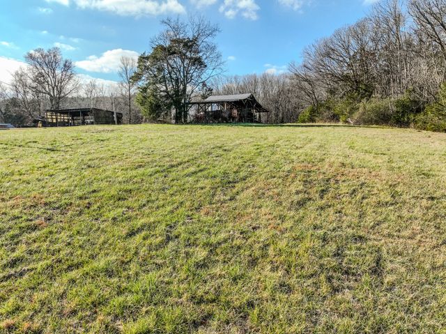 5026 Tinin Rd, Clifton, TN 38425