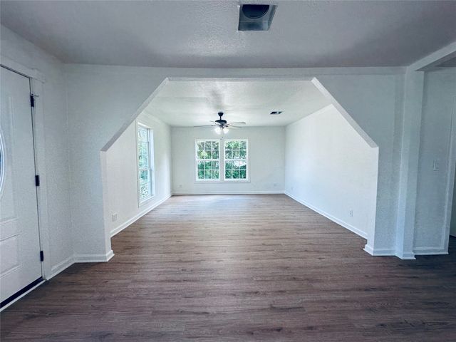 1007 N Lane Street, Comanche, TX 76442