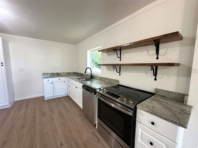 1007 N Lane Street, Comanche, TX 76442