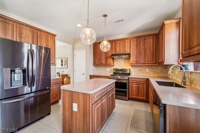 205 Winding Hill Dr, Mount Olive Twp., NJ 07840