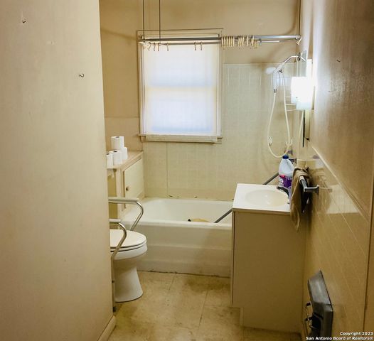1901 3RD ST, Floresville, TX 78114