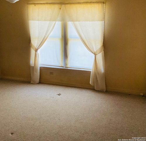 1901 3RD ST, Floresville, TX 78114
