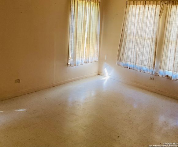 1901 3RD ST, Floresville, TX 78114