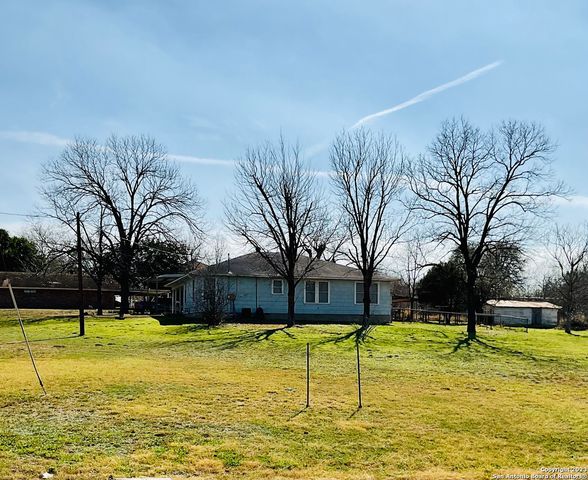 1901 3RD ST, Floresville, TX 78114