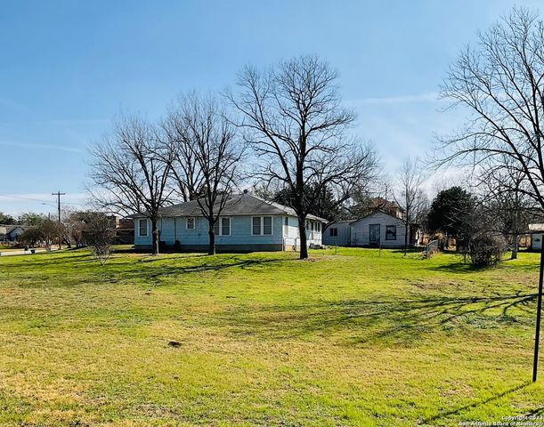 1901 3RD ST, Floresville, TX 78114