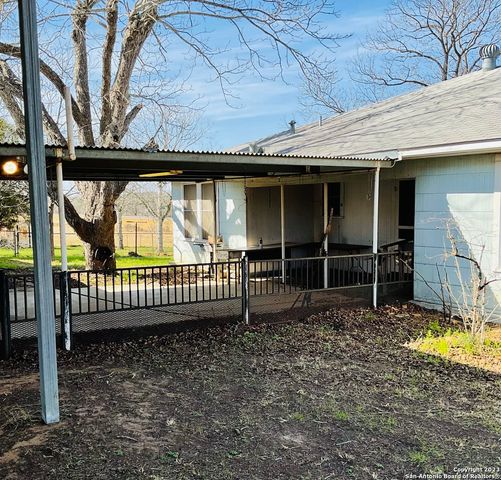 1901 3RD ST, Floresville, TX 78114