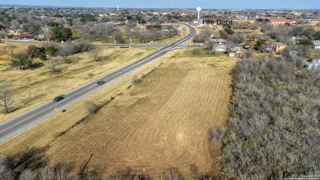 1901 3RD ST, Floresville, TX 78114