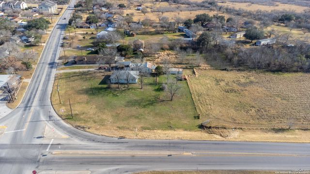 1901 3RD ST, Floresville, TX 78114