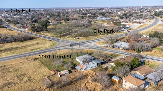 1901 3RD ST, Floresville, TX 78114