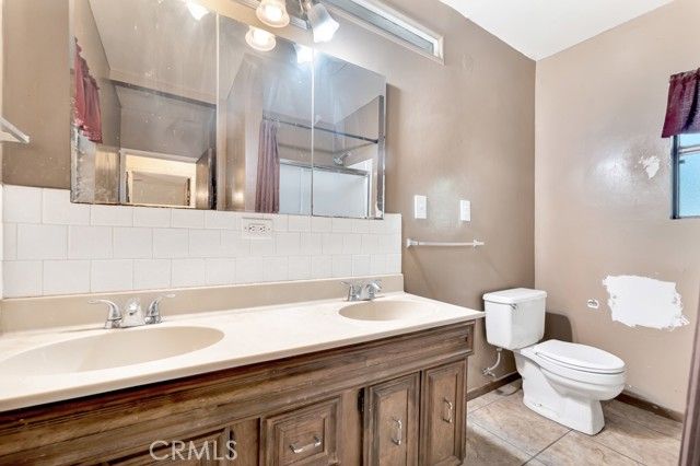 7725 Owensmouth, Canoga Park (los Angeles), CA 91304