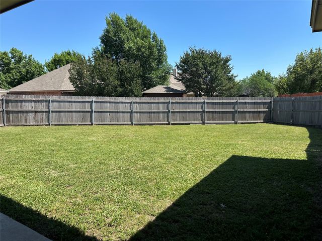208 Red Wolf Lane, Red Oak, TX 75154