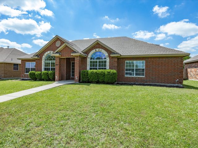 208 Red Wolf Lane, Red Oak, TX 75154