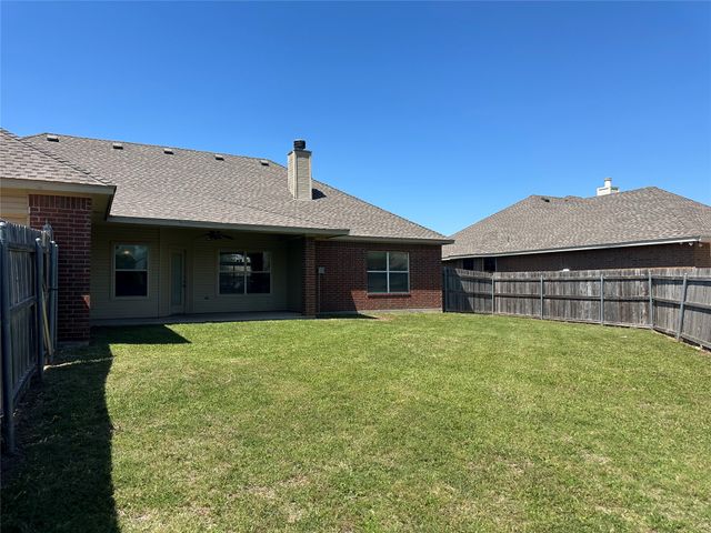 208 Red Wolf Lane, Red Oak, TX 75154