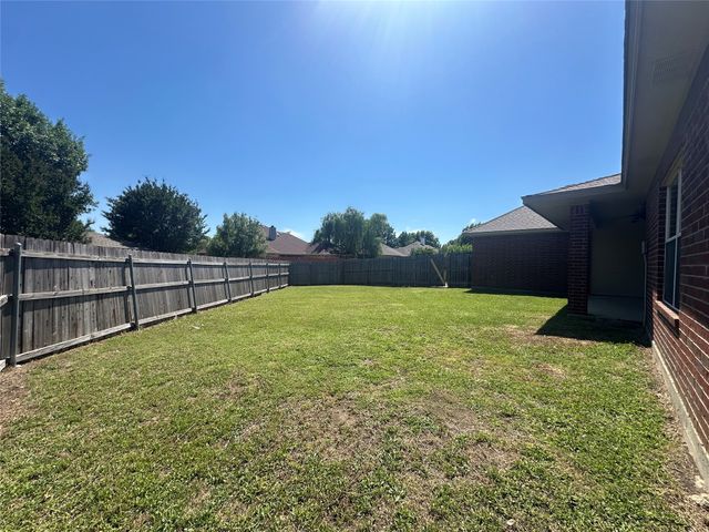 208 Red Wolf Lane, Red Oak, TX 75154