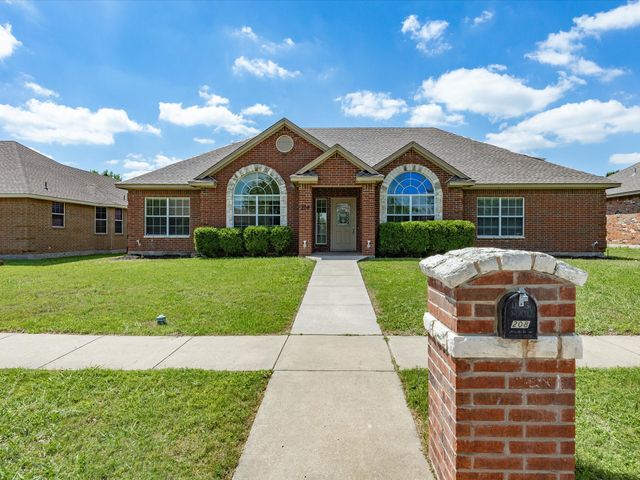 208 Red Wolf Lane, Red Oak, TX 75154