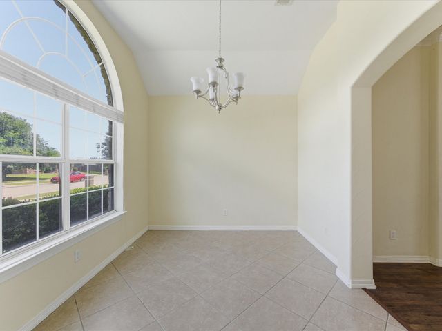 208 Red Wolf Lane, Red Oak, TX 75154