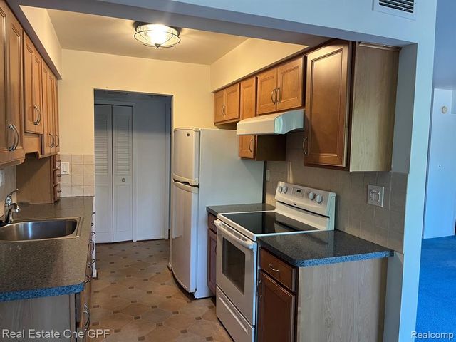 311 Riviera Drive, Saint Clair Shores, MI 48080