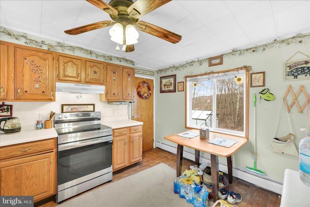 24 S SCHOOL ROW ST, Pottsville, PA 17901