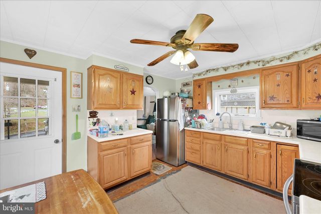 24 S SCHOOL ROW ST, Pottsville, PA 17901