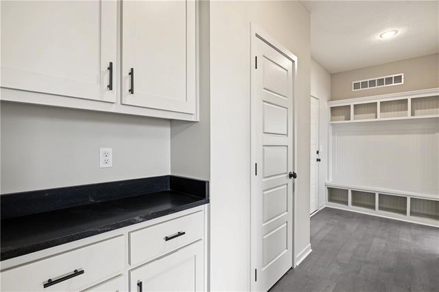 6100 Barth Road, Shawnee, KS 66226