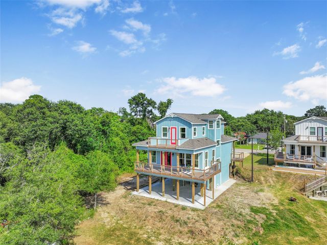 4444 Shady Lake Drive, Seabrook, TX 77586