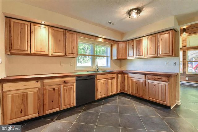 92 S SWEET ARROW LAKE RD, Pine Grove, PA 17963