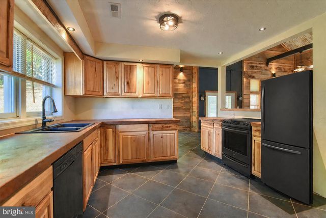 92 S SWEET ARROW LAKE RD, Pine Grove, PA 17963