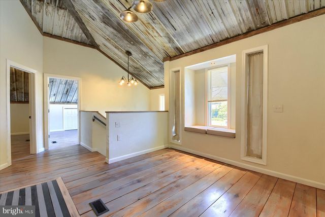 92 S SWEET ARROW LAKE RD, Pine Grove, PA 17963