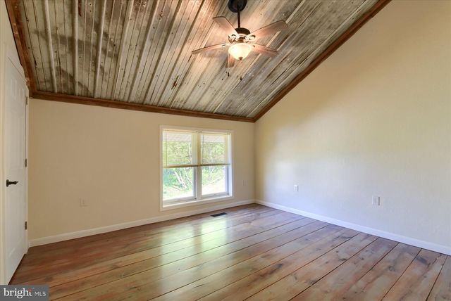 92 S SWEET ARROW LAKE RD, Pine Grove, PA 17963